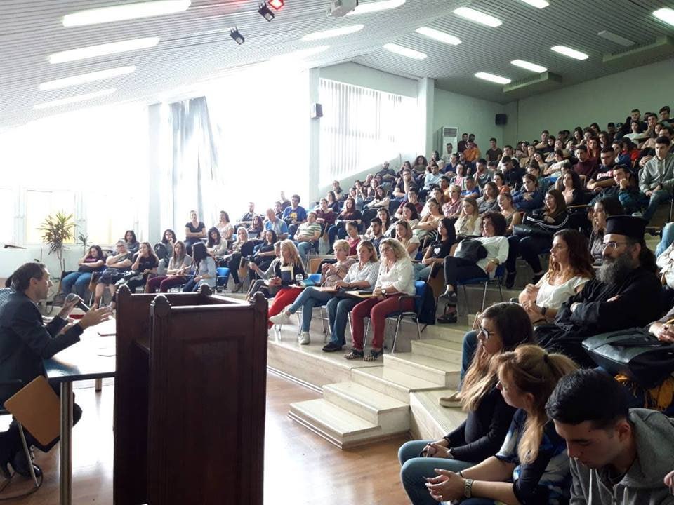 Conversación educativa sobre acciones vía WhatsApp