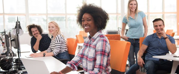 Conversación educativa sobre acciones vía WhatsApp